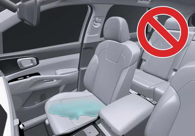 Warning illustration regarding liquid spills and electronic devices on the Kia K4 passenger seat