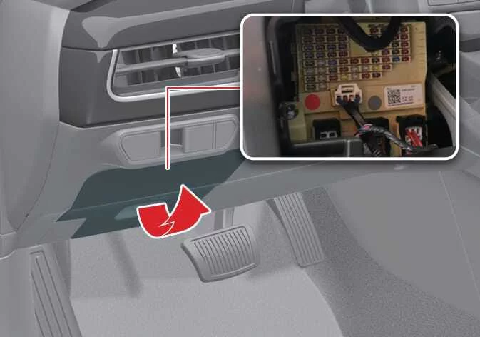 Diagram showing the location and removal process of the interior fuse panel cover in the Kia K4