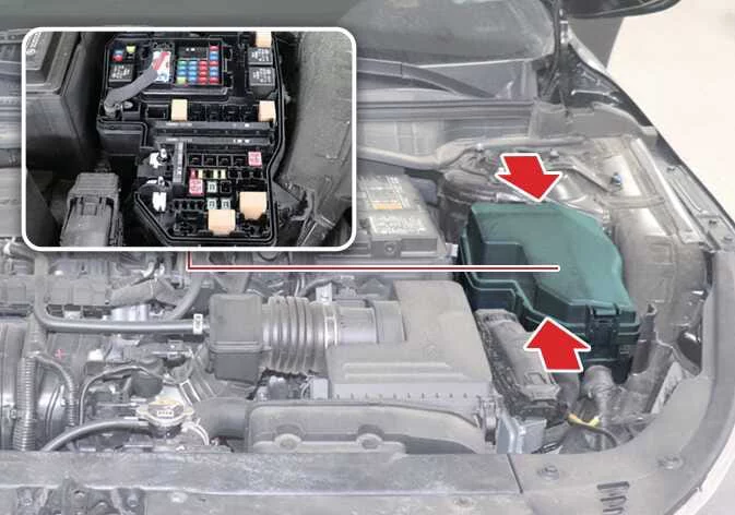 Instructional view on using the fuse removal tool to extract a fuse from the Kia K4 interior panel